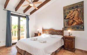 4 bedrooms, iron/ironing board, travel cot, free WiFi - Nice home in Sa Rapita with private swimming pool, can be inside or outside (Sa Rapita)