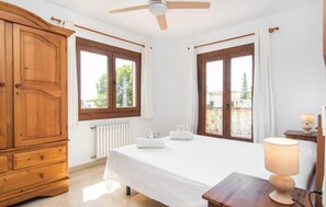 4 bedrooms, in-room safe, iron/ironing board, travel cot - Gorgeous home in Sa Rapita with private swimming pool, can be inside or outside (Sa Rapita)