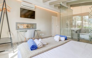 5 bedrooms, in-room safe, iron/ironing board, travel crib - Lovely home in Pollenca with private swimming pool, can be inside or outside (Pollenca)