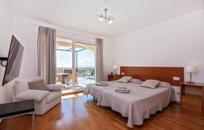 4 habitaciones, tabla de planchar con plancha y cuna de viaje 