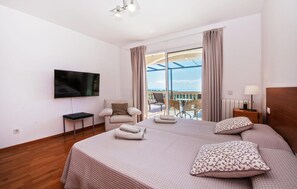 4 bedrooms, iron/ironing board, travel cot, free WiFi - Gorgeous home in Calvia with private swimming pool, can be inside or outside (Calvia)