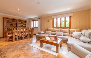 Smart TV - Nice home in Capdepera with private swimming pool, can be inside or outside (Capdepera)