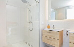 Shower, hair dryer - Gorgeous home in Calvia with private swimming pool, can be inside or outside (Calvia)