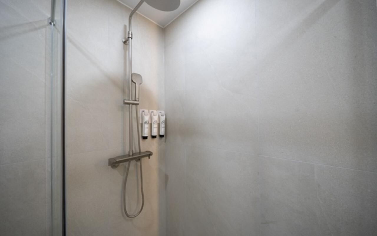 Deluxe-værelse - byudsigt | Badeværelse | Bruser, hårtørrer, håndklæder, Sæbe