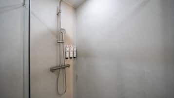 Deluxe-værelse - byudsigt | Badeværelse | Bruser, hårtørrer, håndklæder, Sæbe