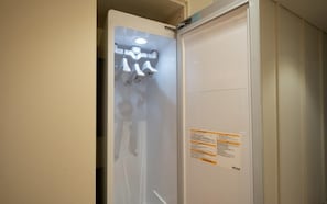 Ducha, secador de pelo, toallas, jabón