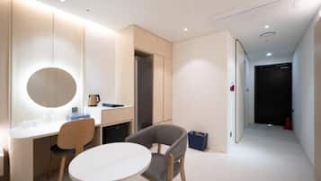 Deluxe Room, City View | Interior