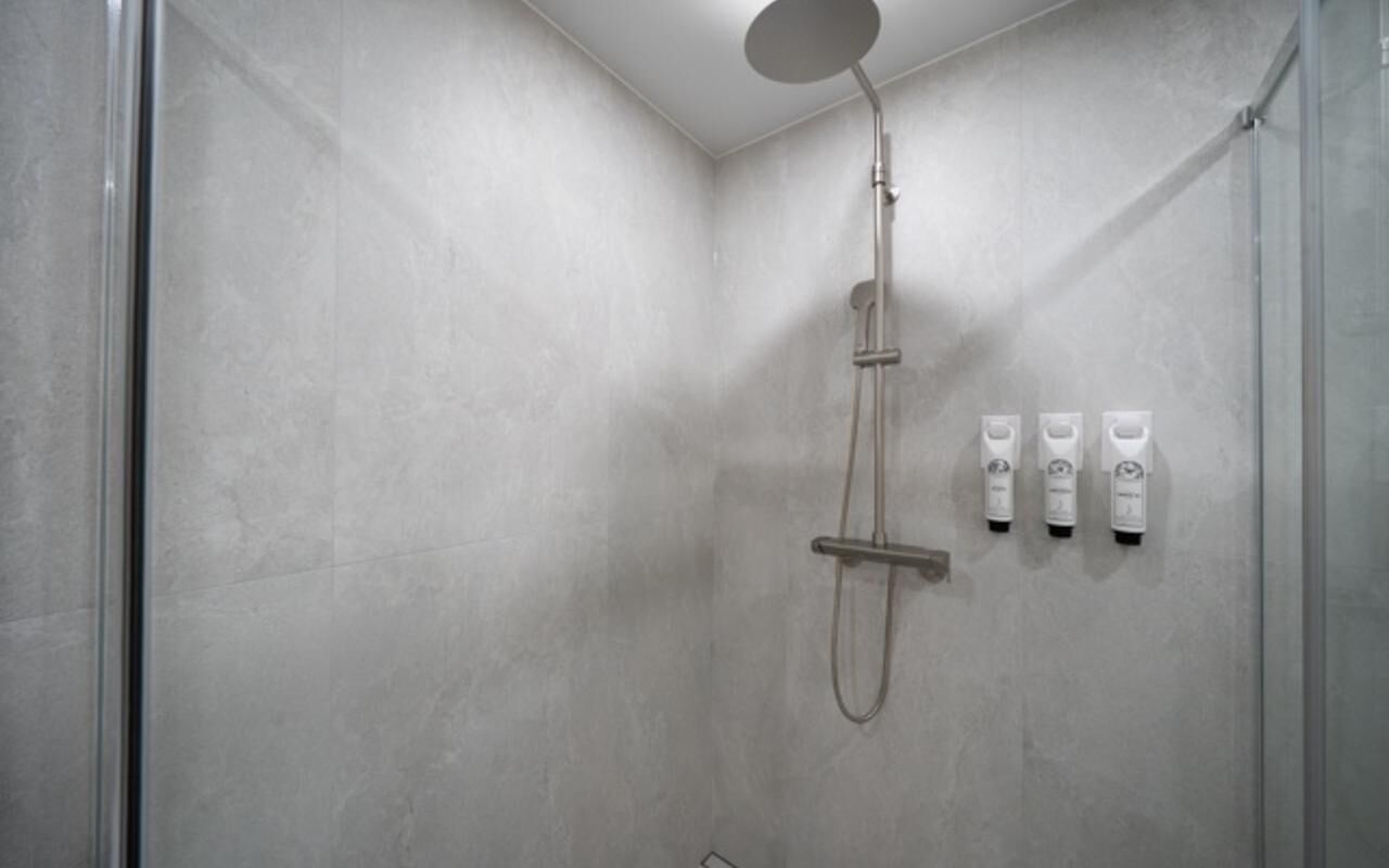 시그니처룸, 시내 전망 | 욕실 | 샤워 시설, 헤어드라이어, 타월, 비누