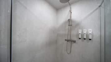 시그니처룸, 시내 전망 | 욕실 | 샤워 시설, 헤어드라이어, 타월, 비누