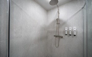 Signature Oda, Şehir Manzaralı | Banyo | Duş, saç kurutma makinesi, havlu, sabun 