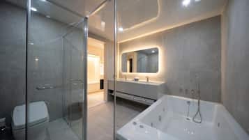 Classic-Zweibettzimmer, Stadtblick | Badezimmer | Dusche, Haartrockner, Handtücher, Seife