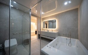 Classic Twin Room, City View | Bathroom | Shower, hair dryer, towels, soap - Daegu Hyeonpung Prana Hotel (Daegu)