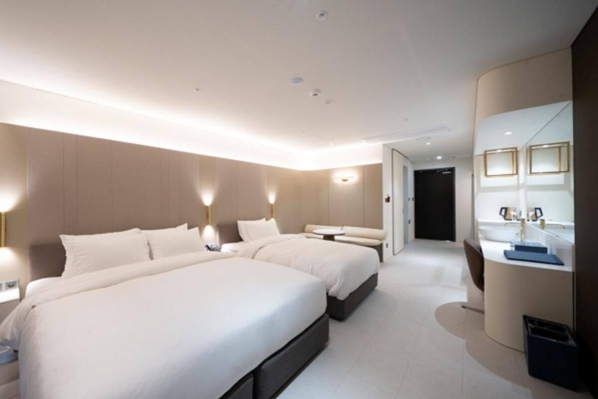 Premium bedding, in-room safe, desk, blackout curtains