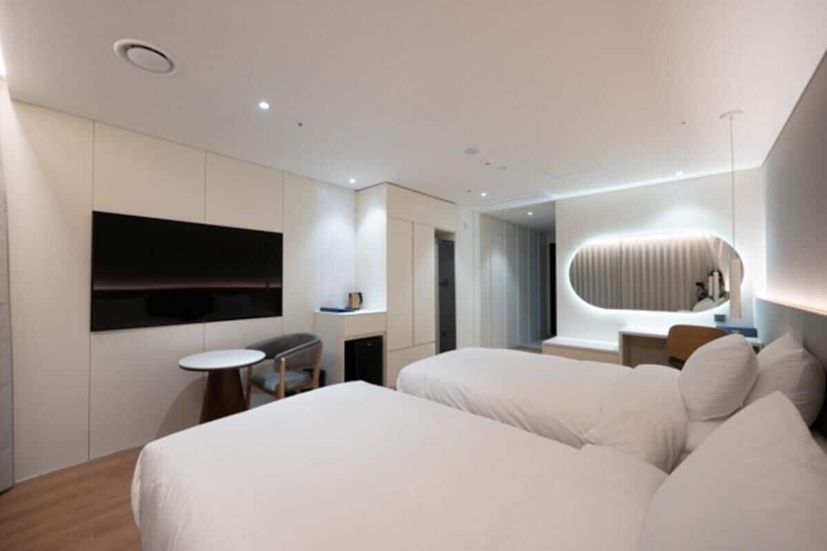 Premium bedding, in-room safe, desk, blackout curtains