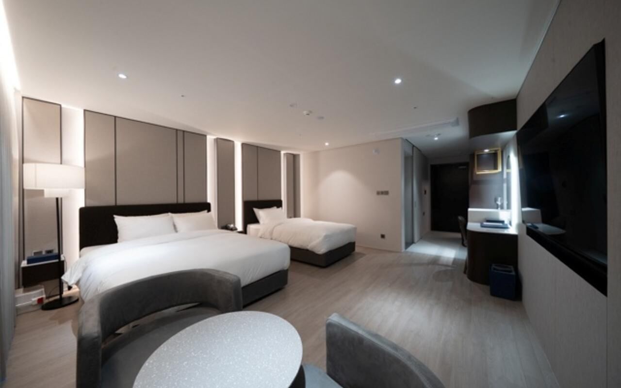 Premium-Zweibettzimmer, Stadtblick | Kostenloses WLAN