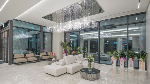 A modern lobby with a seating area, a large glass wall, and decorative plants. - Daegu Hyeonpung Prana Hotel (Daegu)