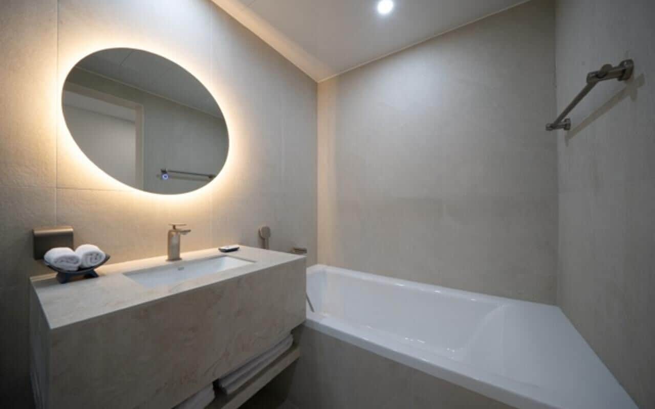 Rom – deluxe, byutsikt | Bad | Dusj, hårføner, håndklær og såpe