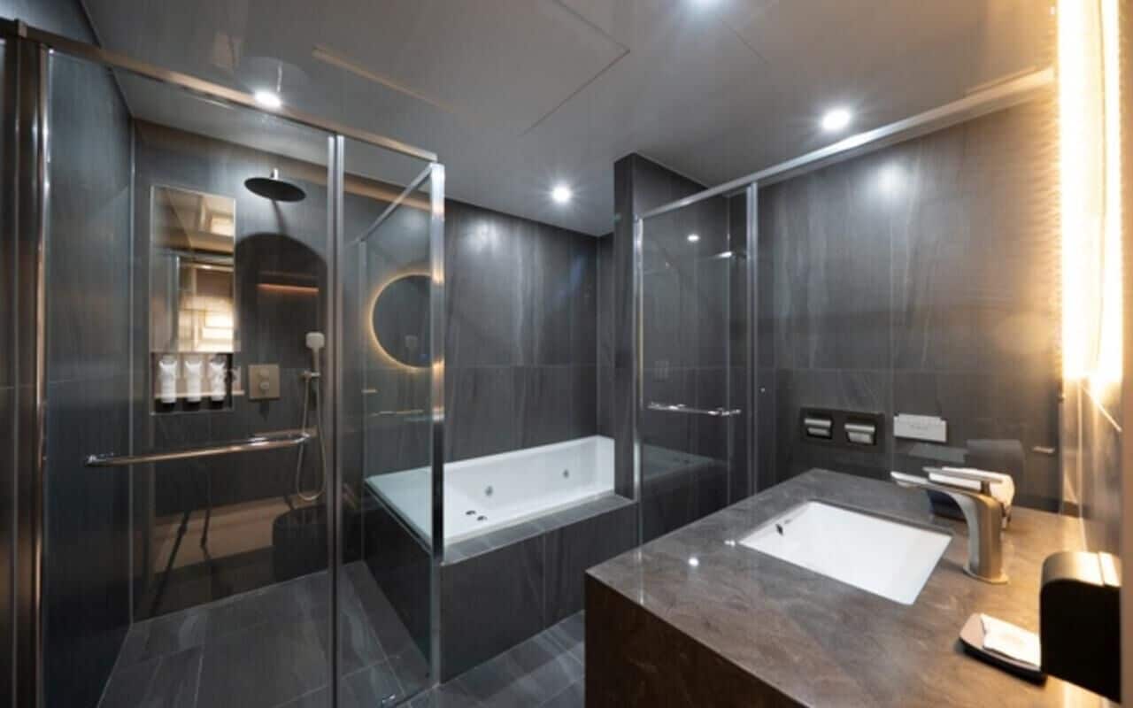 프리미엄룸, 시내 전망 | 욕실 | 샤워 시설, 헤어드라이어, 타월, 비누