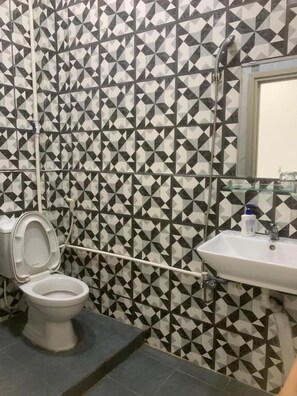 Quarto casal econômico | Banheiro | Chuveiro, produtos de toalete grátis, secador de cabelo 