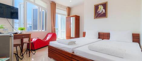 Chambre Double ou avec lits jumeaux, balcon | Bureau, Wi-Fi gratuit, accès pour personnes à mobilité réduite