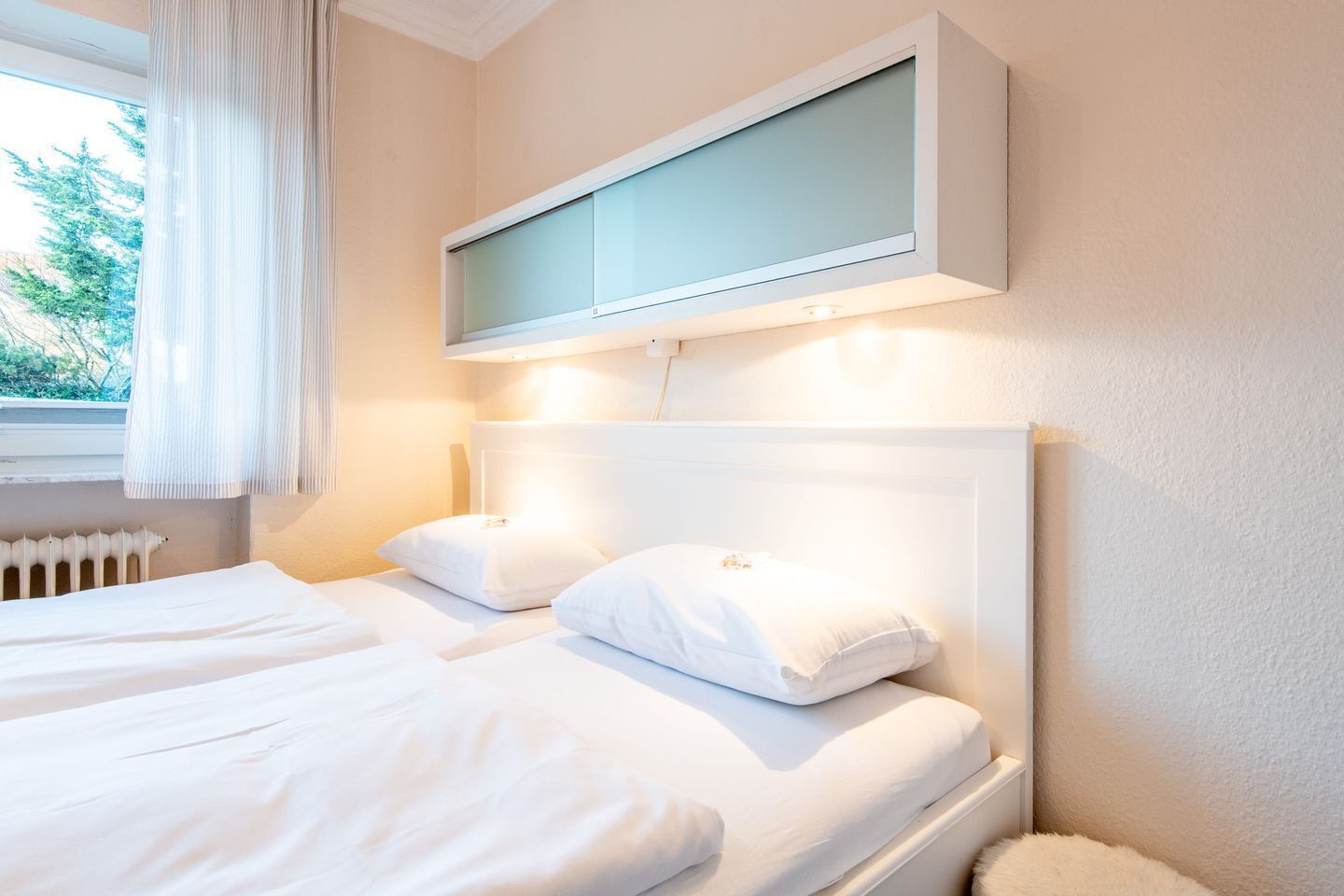 Tabla de planchar con plancha, wifi y ropa de cama 