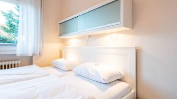 Tabla de planchar con plancha, wifi y ropa de cama