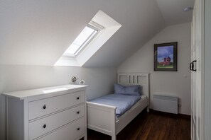 2 bedrooms, iron/ironing board, WiFi