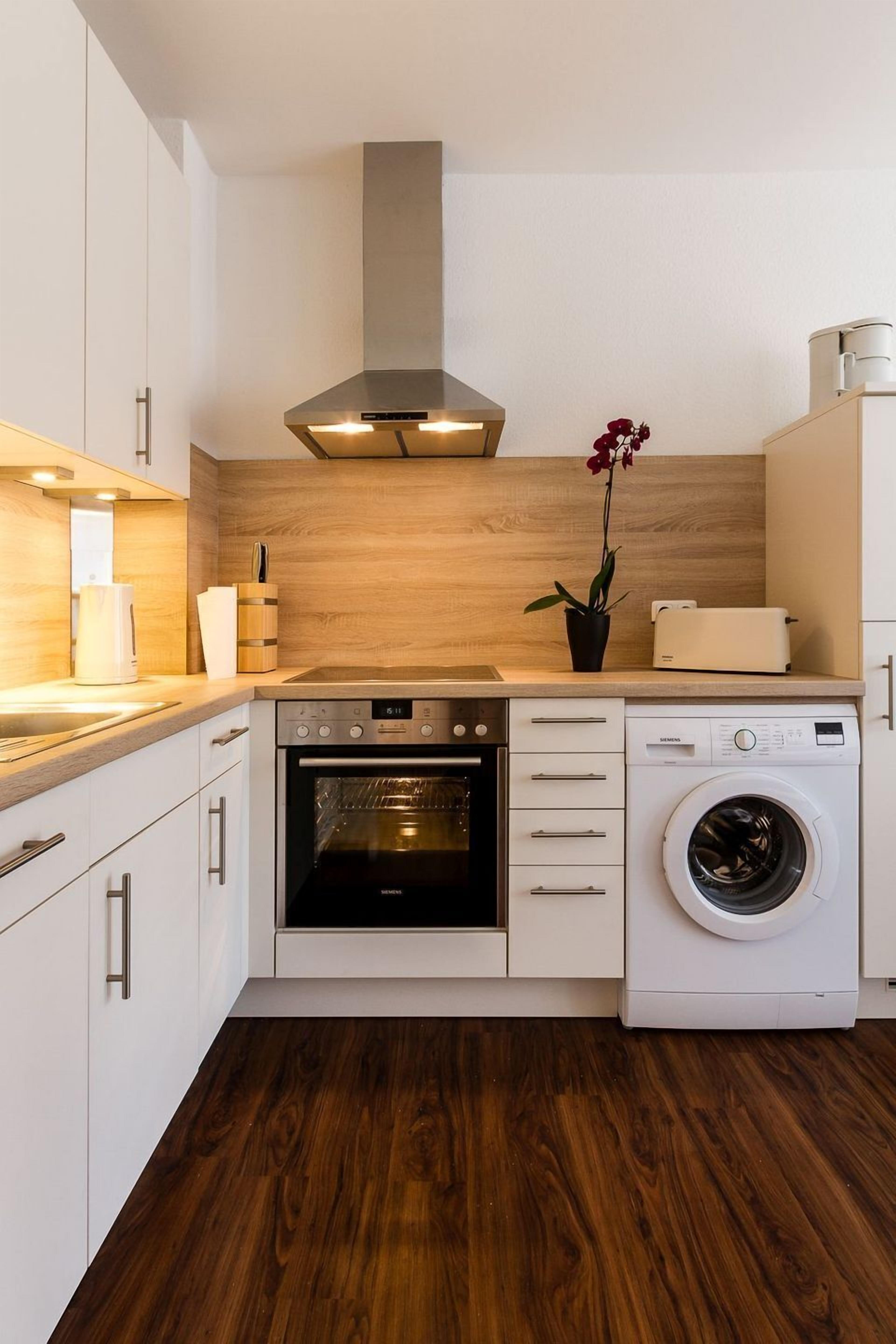 Frigorífico, microondas, horno y placa de cocina