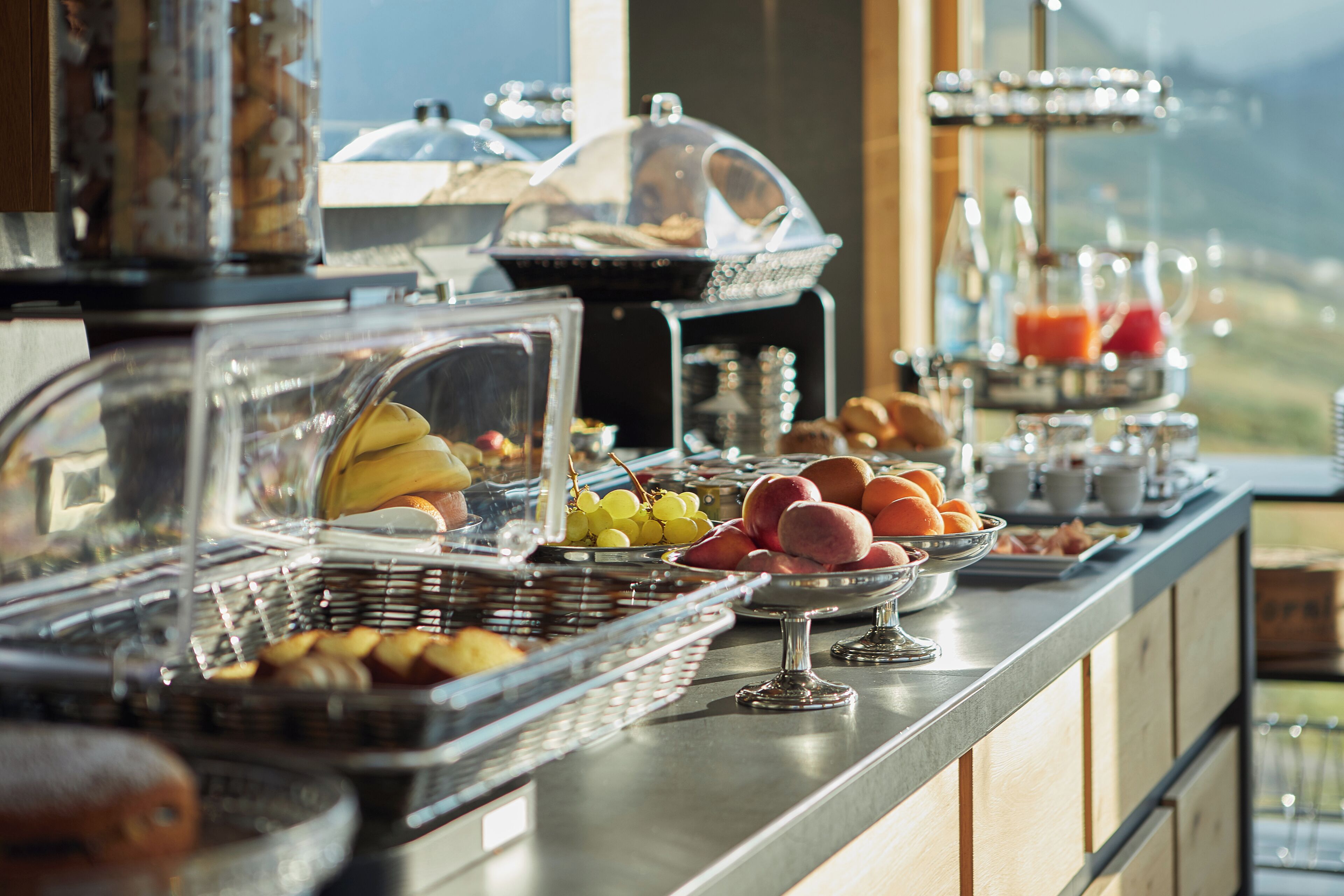 Buffet variado com vista para o exterior.