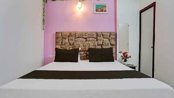 Deluxe Double or Twin Room | Desk, free WiFi