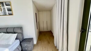 Ein Schlafzimmer mit Bett, Nachttisch und Kleiderschrank.