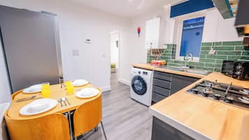 Refrigerador, microondas, horno y tostadora