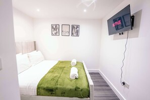 2 室のベッドルーム、アイロン / アイロン台、WiFi、ベッドシーツ