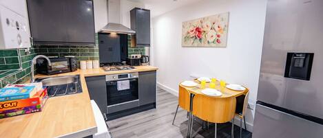 Refrigerador, microondas, horno y tostadora