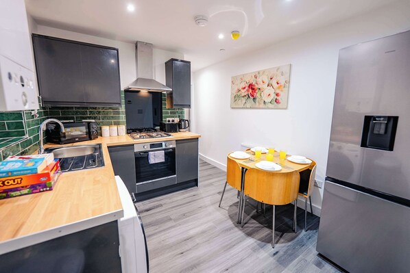 Refrigerador, microondas, horno y tostadora