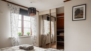 3 bedrooms, desk, iron/ironing board, WiFi - Cozy Country Home in Quiet Töreboda (Töreboda)