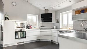 Wasserkocher mit Kaffee-/Teezubehör, Kühlschrank, Mikrowelle, Ofen