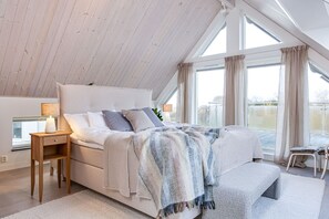 4 bedrooms, desk, iron/ironing board, travel cot - Beautiful Modern Home Near the Beach (Träslövsläge)