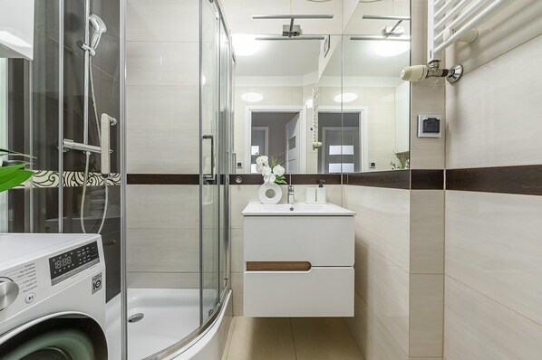 Shower, hair dryer, towels - Lumina lux apartment with balcony in the center of Warsaw (Warszawa BIG)