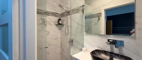 Toallas, jabón, papel de baño