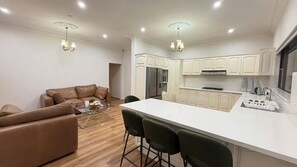 Private kitchen - Cozy family-friendly homestay in Bankstown! (Bankstown)