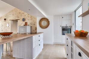 Fridge, microwave, oven, dishwasher - Charming house with garden, 100m from the beach (La Guérinière)