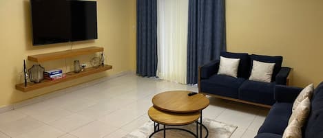 Comfort Apartment, Balcony, City View | Living area