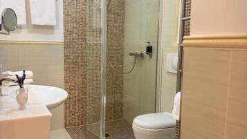 Doppia Deluxe, vista cortile | Bagno | Doccia, set di cortesia gratuito, asciugacapelli, asciugamani