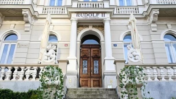 Un bâtiment historique doté d’une entrée imposante, de nombreuses fenêtres et d’une porte d’entrée centrale.