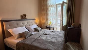 Zimmersafe, Schreibtisch, Verdunkelungsvorhänge, schallisolierte Zimmer