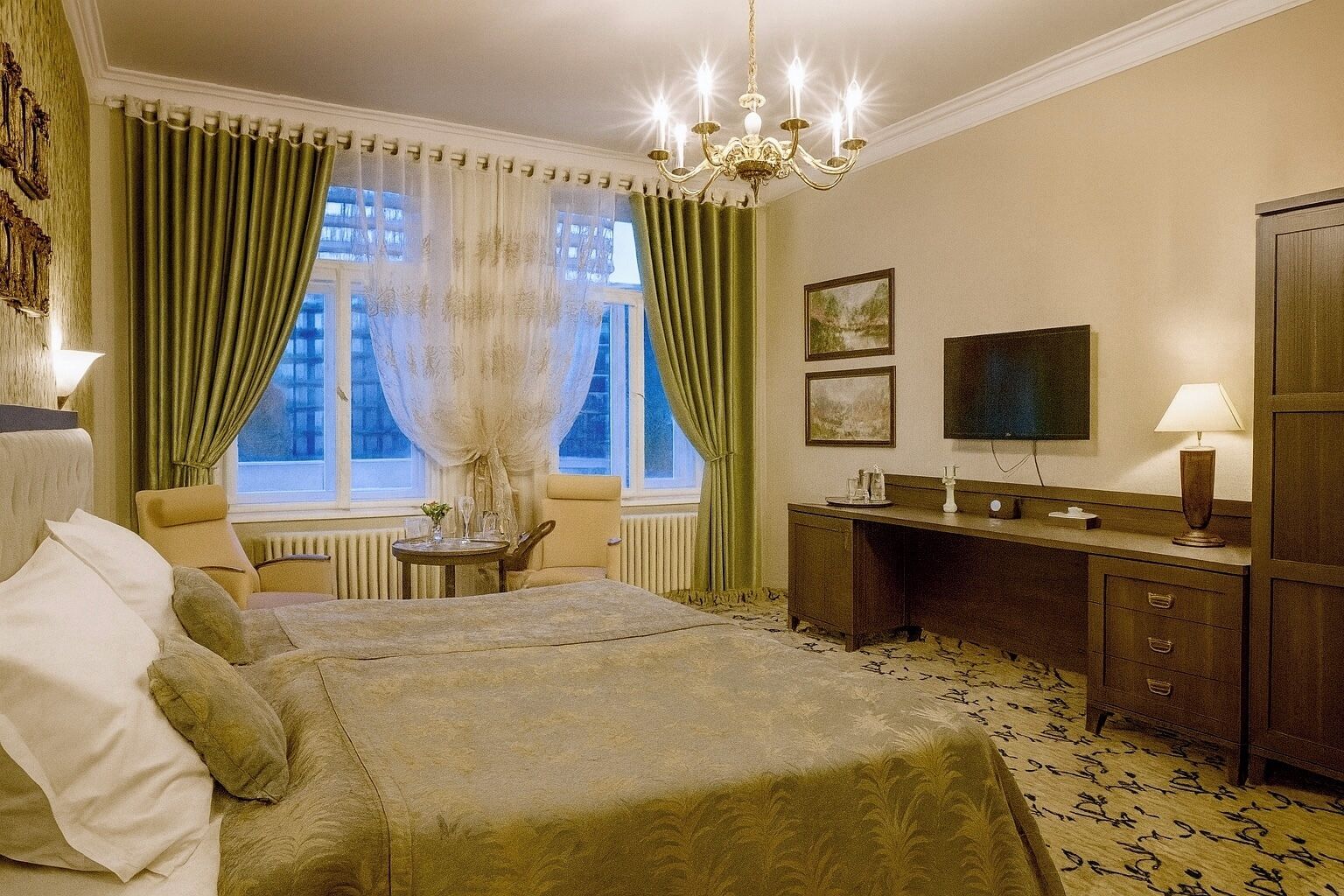 Camera Superior con letto matrimoniale o 2 letti singoli, vista città | Minibar, una cassaforte in camera, una scrivania, tende oscuranti