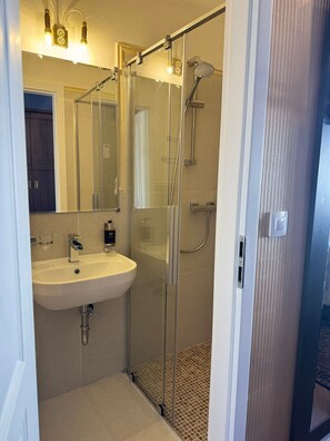 Comfort Single Room | Bilik Mandi | Pancuran mandi, kelengkapan dandanan diri percuma, pengering rambut 