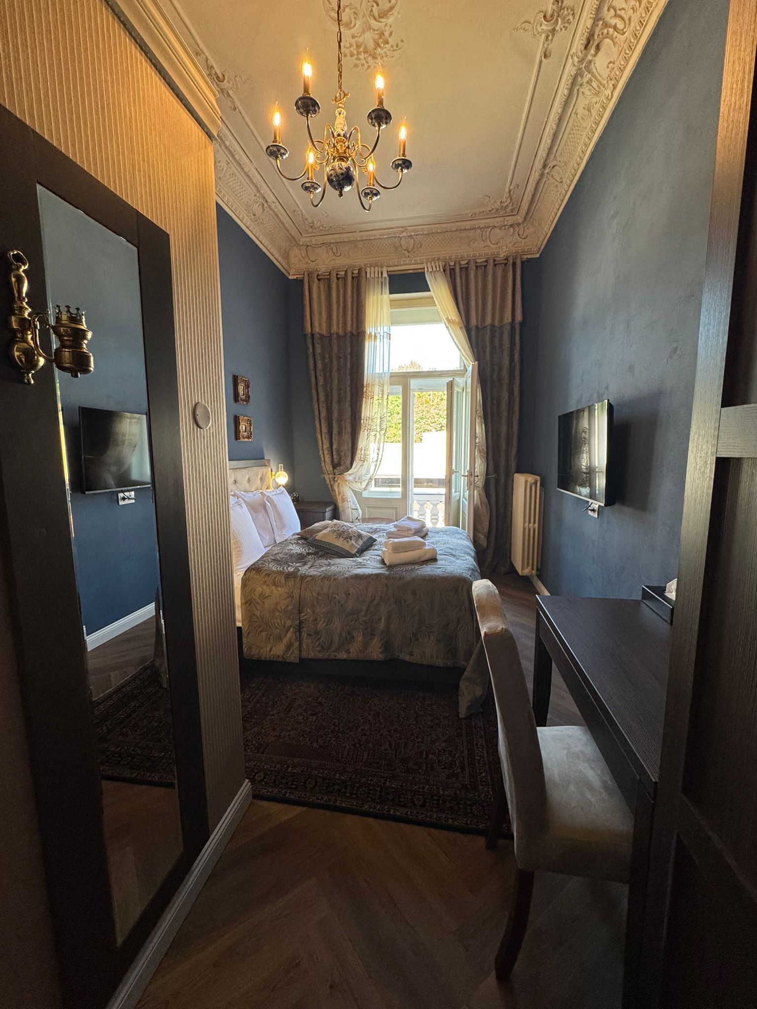 Camera con letto matrimoniale o 2 letti singoli, vista città | Minibar, una cassaforte in camera, una scrivania, tende oscuranti