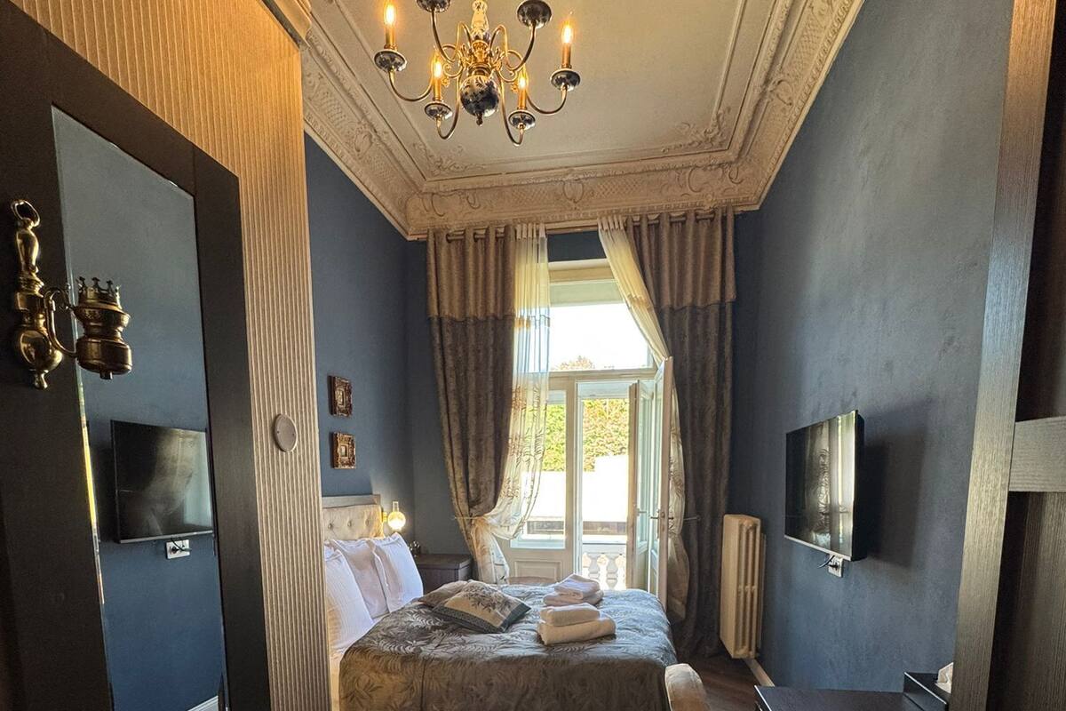 Camera con letto matrimoniale o 2 letti singoli, vista città | Minibar, una cassaforte in camera, una scrivania, tende oscuranti